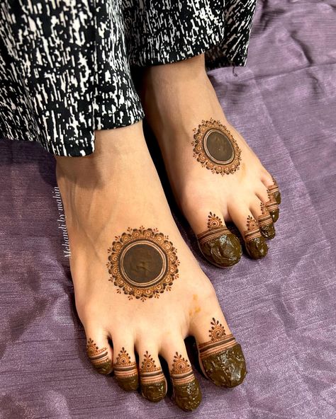 Minimal Feet Mehandi 🌼 #nashikmehendiartist #nasikmehendiartist #nashikmehndiartist #nashikmakeupartist #makeupartistinnashik #mehendiartistinnashik #nashikphotographers #bridalmehendi #nashikhennaartist #nashik #punemehendiartist #instadaily #mehendidesign #desginer @wedmegood @weddingtrendzz @weddingsutra @weddingsagaindia Mehandi Design Leg, Minimalist Feet Mehendi, Minimal Feet Mehendi, Legs Simple Mehndi Design, Mehdi Feet Design Simple, Delicate Feet Mehndi, Leg Mehndi, Legs Mehndi Design, Mehendi Design