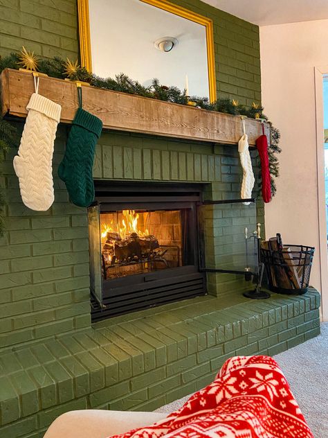 Green Brick Fireplace, Christmas Fireplace Mantle Decorations, Rustic Wood Mantle, Christmas Fireplace Decor Ideas, Christmas Fireplace Decorations, Cozy Christmas Fireplace, Green Fireplace, Retro Fireplace, Painted Mantle