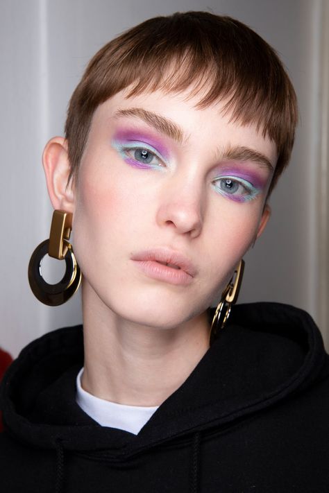 Spring 2020 Runway Beauty Trends: Watercolor Shadow Fashion Week 2020 Runway, 2020 Makeup Trends, Kendall Jenner Runway, Runway Fashion Vintage, Runway Makeup Looks, Runway Fashion 2020, Victoria Secret Runway, Gucci Runway, Pastel Makeup