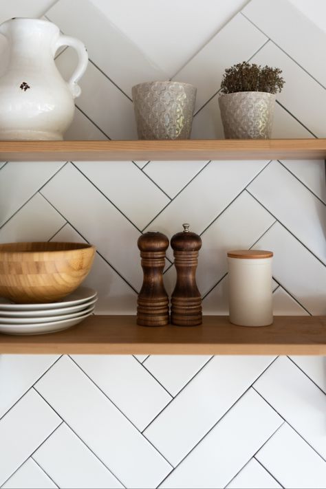 White Herringbone Backsplash Wood Cabinets, Chevron Vs Herringbone Backsplash, Herringbone Backsplash Oak Cabinets, Hering Bone Backsplash Kitchen White, Kitchen Tiles Herringbone, Subway Tile Chevron Backsplash, Herring Bone Tile Backsplash, White Subway Tile Herringbone Backsplash, Subway Herringbone Backsplash