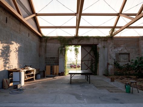 Concrete Room, Concrete Staircase, German Architecture, Smooth Concrete, Timber Roof, Concrete Stairs, Road House, Roof Trusses, Wooden Staircases