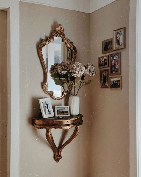 Vintage Mirror Decor Ideas, Vintage Gold Home Decor, Victorian Aesthetic Apartment, Home Vintage Aesthetic, Gilded Vintage Decor, Bridgerton Home Aesthetic, Corner Picture Wall, Regency Core Decor, Vintage Aesthetic Home Decor