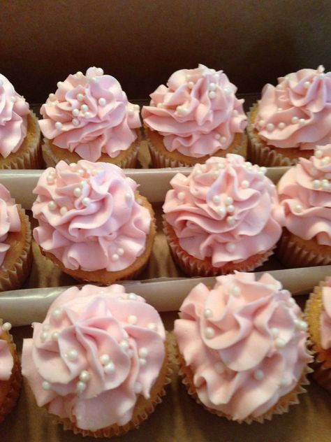 Pink pearl wedding shower Pink And Pearl Theme Party, Pink Pearl Birthday Party, Pink Pearl Cupcakes, Pink Bridal Shower Ideas Decoration Simple, Pink Cupcakes With Pearls, Pink Wedding Desserts, Cupcake With Pearls, Pink Bridal Shower Cupcakes, Pink Bridal Shower Desserts