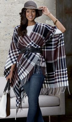 Winter Fashion Outfits Dressy Classy, Poncho With Belt, Winter Fashion Outfits Dressy, Ways To Wear A Scarf, How To Wear A Scarf, Mode Boho, Poncho Style, How To Wear Scarves, Fashion Over 40