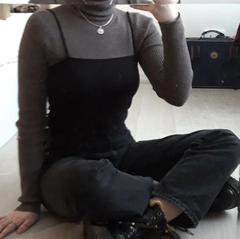 Aesthetic Turtleneck Outfit, Turtleneck Layering Outfit, Turtle Neck Outfit Women Casual, Gray Turtleneck Outfit, Turtleneck Outfit Aesthetic, Turtle Neck Layering Outfit, Grey Turtleneck Outfit, Grey Pullover Outfit, Turtleneck Outfit Winter