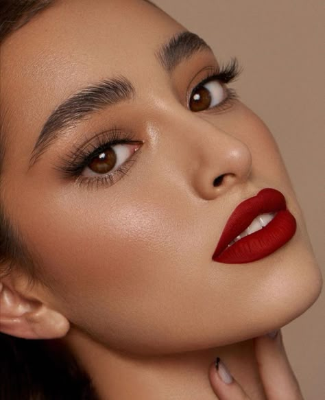 Extravagant Makeup, Bridal Makeup Red Lips, Red Lipstick Makeup Looks, Red Lips Makeup Look, Ideas Maquillaje, Maquillage On Fleek, Red Lipstick Makeup, Natural Aesthetics, Classic Makeup