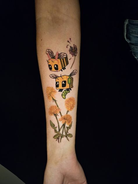 Minecraft bees with dandelions! It turned out so cute! Minecraft Bee Tattoo, Minecraft Flower Tattoo, Minecraft Tattoo Ideas, Bees Knees Tattoo, Bees Tattoo, Bee And Flower Tattoo, Minecraft Tattoo, Honeycomb Tattoo, Bumble Bee Tattoo