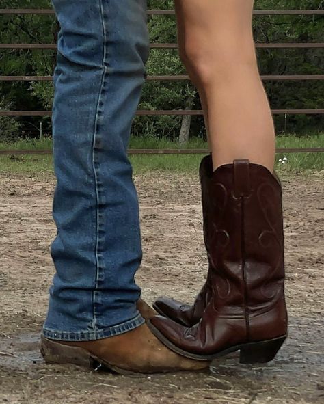 Horse Riding Girl Aesthetic, Southern Boyfriend, Southern Aesthetic Country, Country Dancing Aesthetic, Foto Cowgirl, Botas Western, Miley Stewart, Cowboy Romance, Cowboy Aesthetic