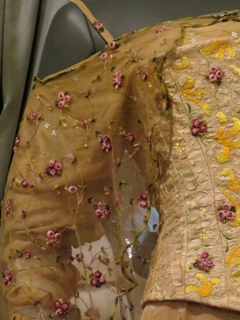 Padmé Amidala's picnic dress in detail from Star Wars: Episode II - Attack of the Clones Padme Dress, Padme Sunset Dress, Padme Yellow Dress, Padme Picnic Dress, Padme Meadow Dress, Padme Amidala Picnic Dress, Star Wars Wedding Dress, Padme Costume, Padme Nightgown Naboo