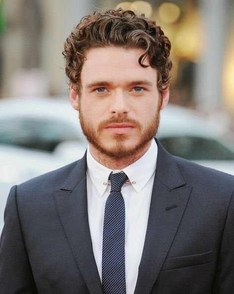 Robb Stark.. Stark Hairstyle, Men's Curly Hairstyles, A Man In A Suit, Robb Stark, Men Haircut Curly Hair, Man In A Suit, Character Face, King In The North, Mens Haircuts