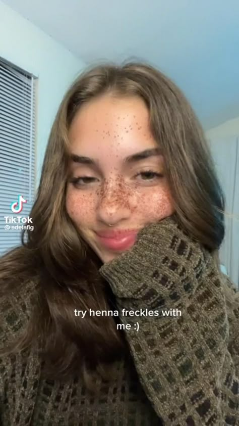 Faux Freckles Henna, How To Make Natural Freckles, How To Make Your Freckles Pop, Freckles Fake Tutorials, Natural Freckles Makeup Tutorial, Natural Looking Freckles, False Freckles Tutorial, How To Faux Freckles, How To Draw Fake Freckles