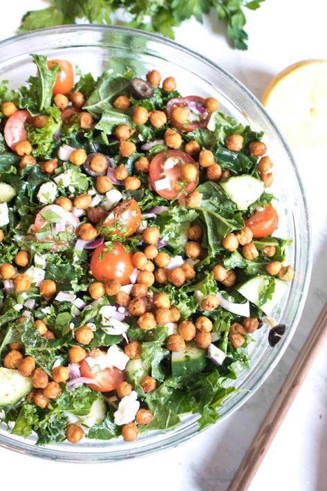 Kale And Chickpeas, Spinach Salads, Herbal Living, Kale Salads, Picnic Salad, Salad Kale, Easy Meal Ideas, Crispy Chickpeas, Healthy Salad