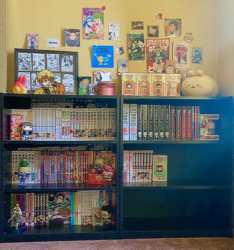 Manga Shelf Organization Ideas, Small Anime Room Ideas, Small Manga Shelf, Kawaii Manga Shelf, Manga Bookshelf Aesthetic, Anime Room Ideas, Anime Rooms, Manga Shelves, Manga Collection Shelf Aesthetic