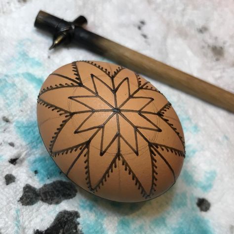 jennifer e kwong/ happy egging on Instagram: “loving the waxart supply wax tipz #kistka #pysanky #pysanka #eggingischeaperthantherapy” Pysanky Eggs Pattern, Easter Embroidery Patterns, Creative Easter Eggs, Orthodox Easter, Easter Egg Art, Pysanky Eggs, Brown Eggs, Easter Embroidery, Easter Egg Crafts