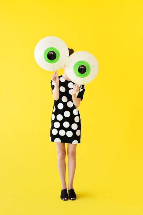 DIY Eyeball Balloons | studiodiy.com Cheap Halloween Party, Diy Halloween Dekoration, Creepy Eyes, Halloween Backdrop, Studio Diy, Cheap Halloween, Easy Halloween Crafts, Last Minute Halloween Costumes, Halloween Diy Crafts