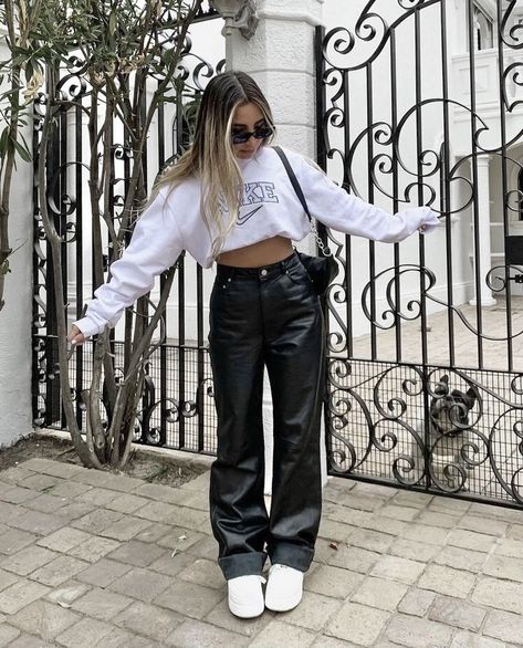 Wed Leg, How To Style Leather Pants, Lederhosen Outfit, Zara Style, Leather Pants Outfit, Causual Outfits, Outfit Inspo Fall, Looks Style, Outfit Casual