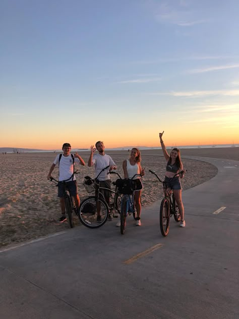 Un mois et demi à Los Angeles Un mois et demi à Los Angeles #losangeles #hermosabeach #velo #friends #amis Shotting Photo, Summer Goals, Summer Plans, Summer Friends, Summer Feeling, Friend Photoshoot, Best Friend Pictures, Summer Dream, Summer Photos