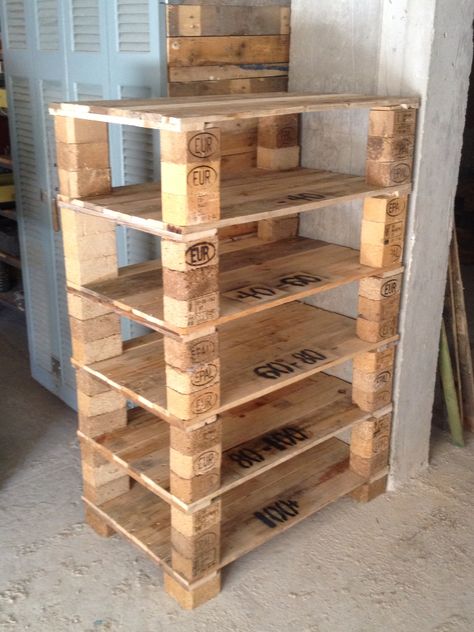 Closet Pallet Ideas, Diy Wood Pallet Projects, Pallet Furniture Designs, Wood Shoe Rack, End Tables Diy, Pallet Ideas Easy, Wooden Pallet Furniture, Painted Furniture Diy, Diy Patio Furniture Cheap