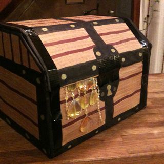 Simple Cardboard Pirate Treasure Chest Gift Box Make A Treasure Chest, Cardboard Treasure Chest, Diy Treasure Chest, Treasure Chest Craft, Carton Diy, Pirate Treasure Chest, Spongebob Party, Spongebob Birthday, Pirate Birthday Party