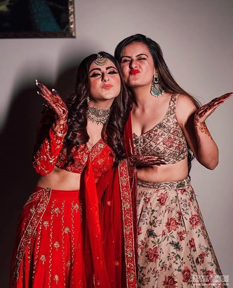 Tag Your Sister, Sisters Photography Poses, शादी की तस्वीरें, Bridesmaid Poses, Indian Bride Photography Poses, Bridesmaid Photoshoot, Sisters Photoshoot Poses, Sister Photography, Sister Poses