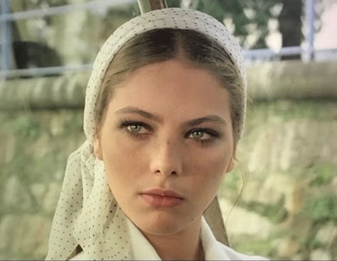 Model Hairstyles Woman, Klasik Hollywood, Angelic Aesthetic, Ornella Muti, Lake Girl, Italian Actress, Actrices Hollywood, Ethereal Beauty, Classic Beauty