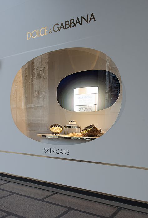 Dolce&Gabbana Skincare windows at La Rinascente Milan.  http://bit.ly/1qPNrYp  #dgbeauty #dgskincare Skincare Visual Merchandising, Perfume Window Display, Glossier Perfume, Window Signage, Jewelry Store Design, Retail Store Display, Window Display Design, Boutique Decor, Retail Windows