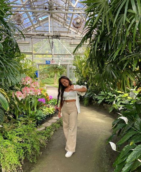 Botanical Garden Pictures, Botanical Garden Outfit Summer, Outfits For Botanical Gardens, Greenhouse Picture Ideas, Greenhouse Outfit, Botanical Gardens Outfit, Botanical Garden Picture Ideas, Botanical Garden Poses, Garden Instagram Pictures