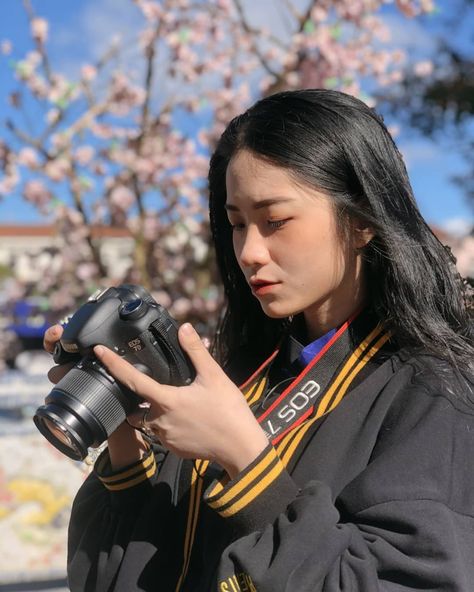 Holding A Camera, Asian Photography, Film Camera Photography, Girls With Cameras, Self Photography, Camera Art, Surreal Photos, Travel Pictures Poses, Portrait Photography Women