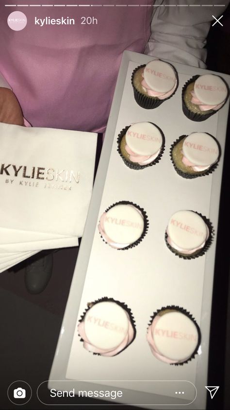 Kylie Jenner Bday, Lit Party, Launch Event Ideas, Business Launch Party, Kylie Jenner Blonde, Beauty Entrepreneur, Luxury Lifestyle Girly, Jenner Family, Small Business Inspiration