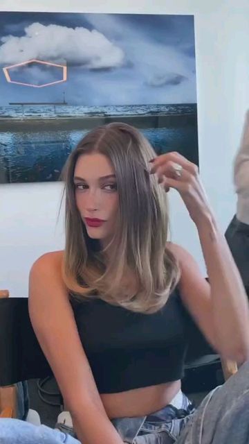 Hailey Bieber Hair Straight, Halie Bieber Hair, Haily Biber Haircuts, Hailey Baldwin Haircut, Hailey Bieber Haircut, Hailey Bieber Hair Color, Sleek Haircut, Hailey Baldwin Hair, Brown Hair Inspo