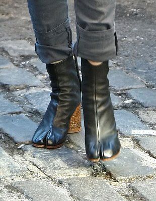 Hoof Boots, Hoof Shoes, Calabria Italy, Tabi Boots, Walk A Mile, Ugly Shoes, Sarah Jessica Parker, Calabria, Toe Shoes