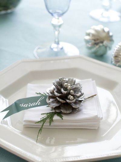 17 Ideas for Your Christmas Place Cards | anderson and grant Winter Table Setting, Christmas Place Cards, White Winter Wedding, Christmas Place, Holiday Table Settings, Winter Table, Wedding Winter, Christmas Tablescapes, Simple Holidays