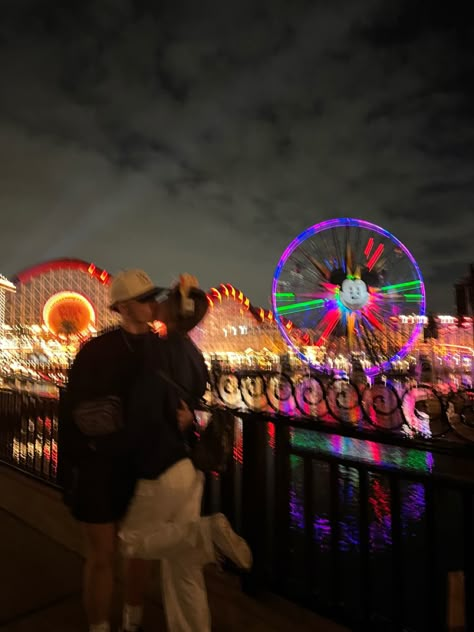 Disneyland Couple Aesthetic, Disneyland With Boyfriend, Theme Park Couple, Disney Couple Aesthetic, Couple At Disney, Couple Disney Pictures, Disney Couple Photos, Disney Couple Pictures, Disneyland Poses