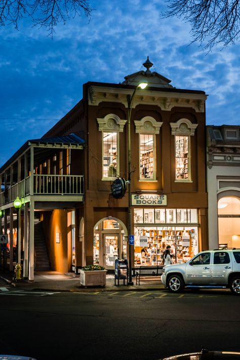 25 Most Festive Small Towns in the South for a Charming Christmas Getaway Bookshops Aesthetic, Aesthetic Libraries, Libraries Aesthetic, Corinth Mississippi, Mississippi Christmas, Oxford Mississippi, Books Recommended, Book Shops, Oxford Ms