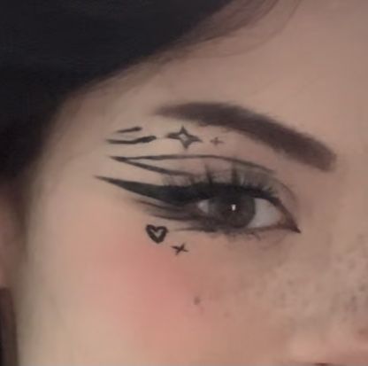 Heart Eyeliner Looks, Eyeliner Patterns, Easy Graphic Eyeliner Hooded Eyes, Crazy Eyeliner, Under Eyeliner, Unique Eyeliner, Eyeliner Under Eye, Eyeliner Inspo, Maquillaje Aesthetic