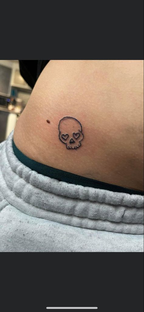 Simple Cheap Tattoos, Cute Trendy Tattoos, Small Edgy Tattoos Simple, Small Alt Tats, Small Tattoos Alt, Stick And Poke Tattoo Placement, Stick N Poke Flash, Stick And Poke Tattoo Ideas Y2k, Hip Stick And Poke Tattoo