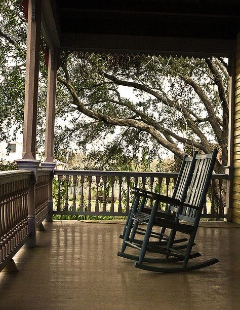 I want a front porch so Tyler and I can sit in rocking chairs when we're 80 years old <3 Porch Life, House Front Porch, Porch Sitting, Country Porch, Home Porch, Rocking Chairs, Decks And Porches, Porch Patio, House Front