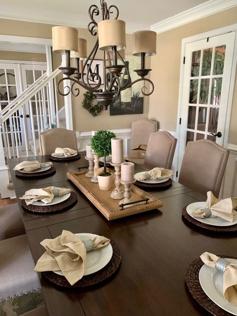 Beige Dining Room Walls, Dining Table Set Up Decor, Brown Dining Table Decor, Beige Dining Room Ideas, Dinning Room Decorations Ideas, Dinning Tabletop Decor, Formal Dining Table Decor, Dining Room Table Decor Everyday, Formal Dining Room Table Decor