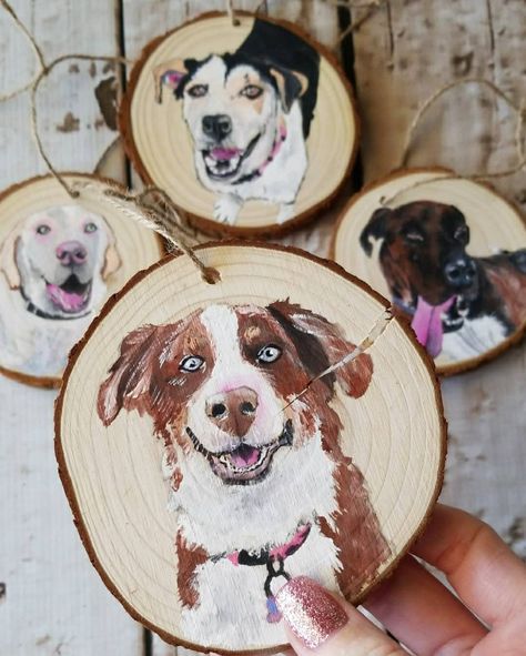 Wooden Dog Ornaments Diy, Wood Log Painting, Dog Ornaments Diy, Painted Wood Slices, Wood Slice Painting, Realistic Animal Drawings, Dog Portraits Painting, Wood Slice Art, Wood Slice Crafts