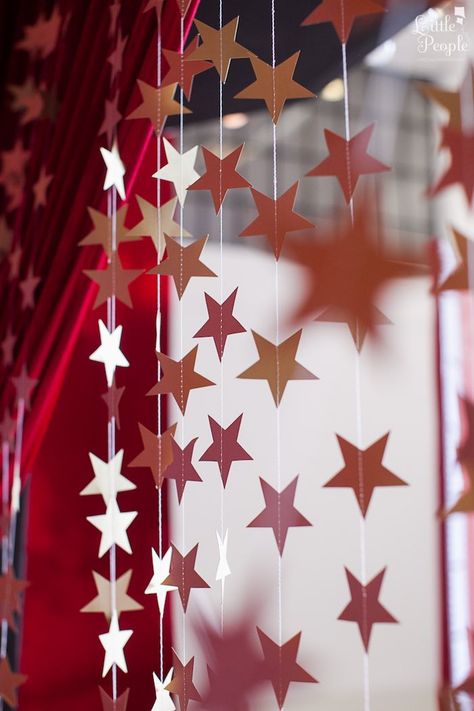 Red Carpet Graduation, Oscar Party Decorations, Birthday Decor Ideas, Red Carpet Theme Party, Garland Curtain, Oscars Party Ideas, Burgundy Party, Red Carpet Theme, Red Party Decorations