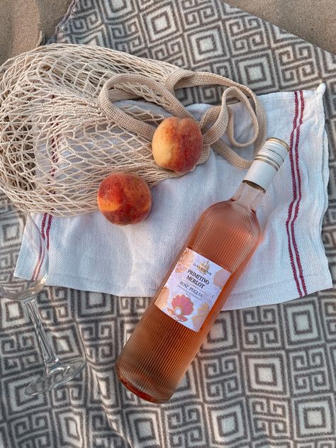 Раскладка на песке Aesthetic Wine Bottle, Wine Bottle Aesthetic, Peach Rum, Picnic Wine, Lake Weekend, Italian Summer Aesthetic, Wine Aesthetic, Peach Vodka, Peach Wine