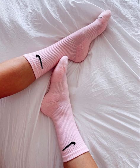 Nike Socks Aesthetic, Photo Bestie, Nike Socks Outfit, Socks Aesthetic, Socks Nike, Trendy Socks, Cute Nike Outfits, Sock Outfits, Nike Socks