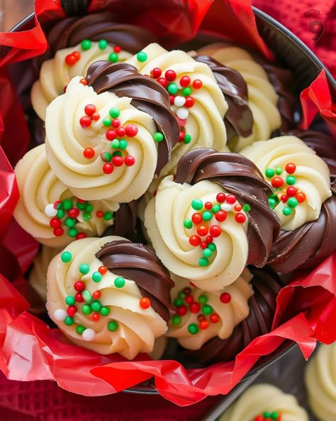 Butter Cookie Recipe Christmas, Christmas Butter Cookies, Christmas Butter, Butter Cookie Recipe Easy, Chocolate Dipped Cookies, Butter Biscuits, Christmas Baking Recipes, Butter Cookies Recipe, Salted Chocolate