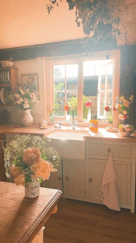 Sunshine Kitchen, Big Cottage, Pretty Kitchen, Cottage Kitchens, Mountain Homes, Barbie Dream House, Dream House Interior, Dream House Decor, Cottage Homes