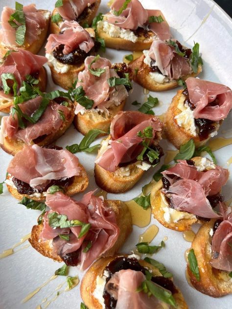 Prosciutto Crostini, Fig Prosciutto, Prosciutto Appetizer, Crostini Appetizers, Festive Appetizers, Quick And Easy Appetizers, Italian Appetizers, Appetizer Bites, Thanksgiving Appetizers