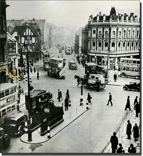 Camden Road, Historical London, Jazz Cafe, Kentish Town, Camden London, Going For A Walk, London History, Walking Out, Traffic Lights