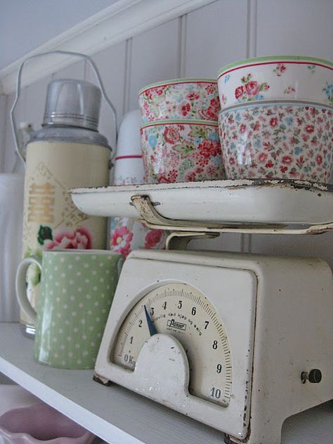 36 Stylish Primitive Home Decorating Ideas | Decoholic Primitive Home Decorating, Cocina Shabby Chic, Old Fashioned Kitchen, Vintage Scale, Green Gate, Cottage Charm, Cottage Life, Shabby Chic Vintage, Primitive Home