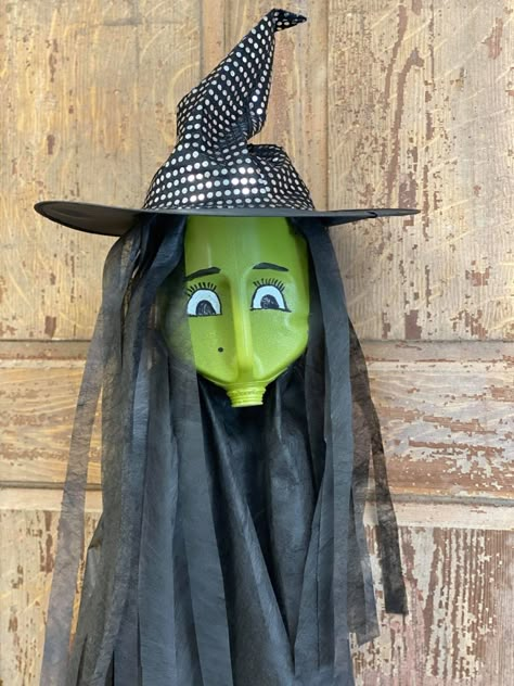 Milk Jug Witch, Halloween Milk Jugs, Front Yard Halloween Decorations, Milk Jug Crafts, Diy Halloween Witch, Diy Witch, Halloween Diy Outdoor, Halloween Outside, Halloween Wood Crafts