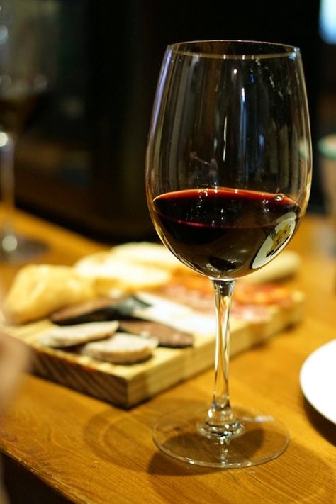 A glass of wine pairs perfectly with a plate of delicious tapas! devourspain.com Italy Wine, Spanish Wine, Wine Drinkers, Tapas Bar, Wine Time, A Glass Of Wine, Wine Pairing, Wine List, Italian Wine