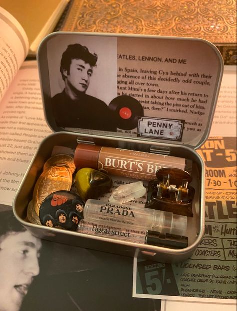 #altoidtin #altoids #aesthetic #johnlennon #thebeatles #beatles Aesthetic Presents For Friends, Gifts For Best Friends Box, Altoid Tin Aesthetic, Altoids Tins Ideas, Altoids Tins Survival Kit, Altoid Tin Ideas Aesthetic, Diy Altoid Tin Crafts, Altoids Wallet Outside Design, Decorated Altoid Tins